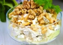 Салат з ананасом, куркою та горіхами