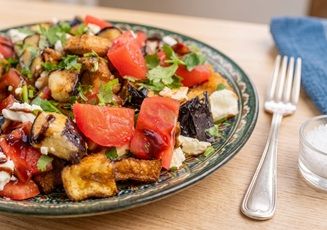 Салат с хрустящими баклажанами, томатами и зеленью по-грузински