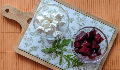 Продукты для приготовления салата из свеклы с фетой и рукколой
